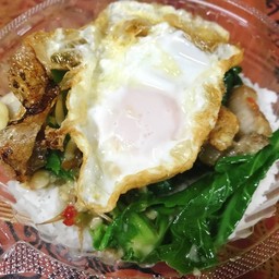 คะน้าหมูกรอบราดข้าว