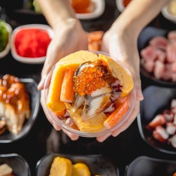 ข้าวญี่ปุ่น + แซลมอนหั่นเต๋า 100g