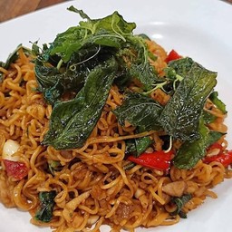 มาม่าผัดกระเพราหมูสับ