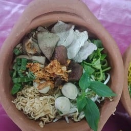 ก๋วยเตี๋ยวเรือน้ำตกเส้นมาม่า
