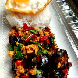 ข้าวกระเพราไข่เยี่ยวม้า