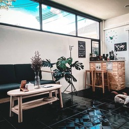 ในร้านมีที่นั่งมุมเล็กๆน่ารักๆ สพหรับลูกค้าด้วยคะ เสียดายช่วงโควิด Takeaway only