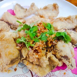 เนื้อปลาทอดกระเทียม