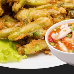 ยำผักบุ้งกรอบ