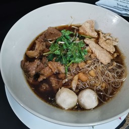 จันทร์หอมก๋วยเตี๋ยวน้ำแดง