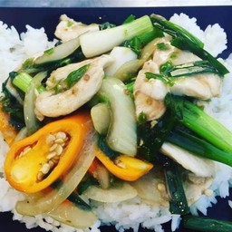 ข้าวราดผัดพริกสด
