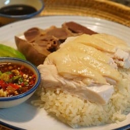 ตี๋ข้าวมันไก่(ฮ่องเต้) ตรงข้ามครัวสตอ