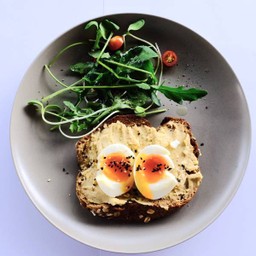 B18 ขนมปังหน้าฮัมมุสและไข่ Hummus & Egg on Toast