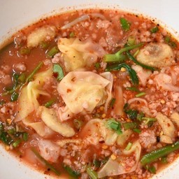 เกี๊ยวหมูเย็นตาโฟต้มยำ