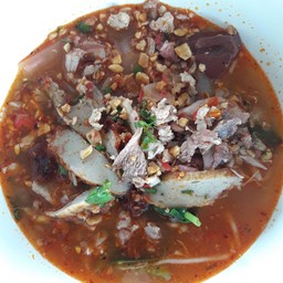 เส้นใหญ่หมูต้มยำ