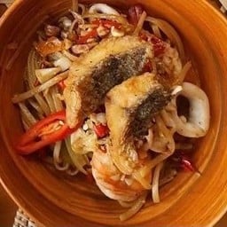 ลิงกวินี่ปลากระพงผัดเรือโป๊ะ