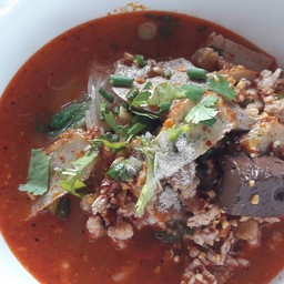 เส้นเล็กหมูต้มยำ