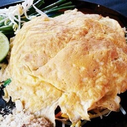 ผัดไทยห่อไข่ พิเศษ