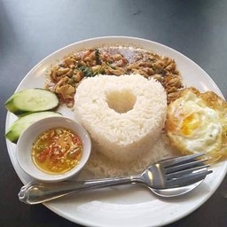 กระเพราไก่ไข่ดาว