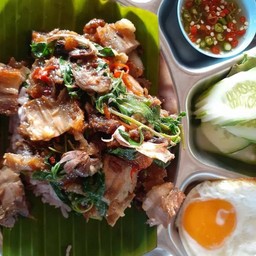 กะเพราหมูกรอบไข่ดาว
