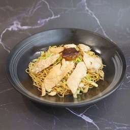 ผัดหมี่ฮ่องกงเนื้อไก่หมักสูตรซอสกวางตุ้ง