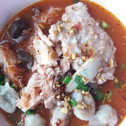 เกี๊ยวปลาเย็นตาโฟต้มยำ