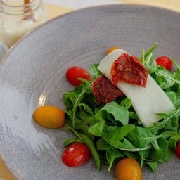 Insalatina di rucola con pomodori e parmigiano