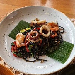 สปาเก็ตตี้เส้นดำซีฟู้ดขี้เมาทะเล