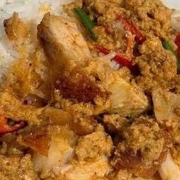 ผัดผงกระหรี่หมูกรอบราดข้าว