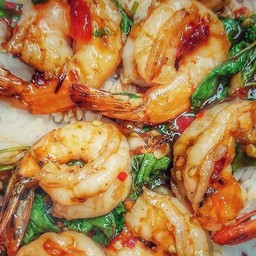 กะเพรากุ้ง ราดข้าว