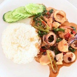 ข้าวกะเพรา (กุ้ง,ปลาหมึก)