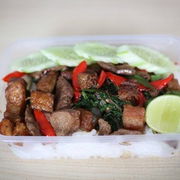 กระเพาหมูกรอบปนตับจุกๆ(ข้าวกล่อง)