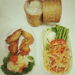 ส้มตำมะละกอเสิร์ฟพร้อมปีกไก่ทอดและข้าวเหนียว