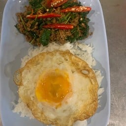 กระเพราหมูสับราดข้าวไ่ข่ดาว