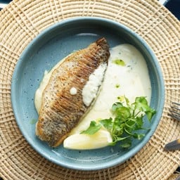 ปลากระพงขาวราดซอสเนยมะนาว