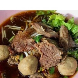 ก๋วยเตี๋ยวเนื้อน้ำตกแม่วันดี โรงอาหารหลังศาล