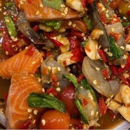 ยำแซลมอนกุ้งสด