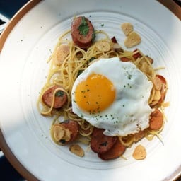 สปาเก็ตตี้ผัดพริกไส้กรอกไข่