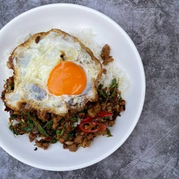 ผัดกะเพราราดข้าว