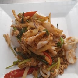 ข้าวราดปลาหมึกผัดไข่เค็ม