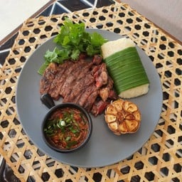 เนื้อสันนอกย่างจิ้มแจ่วข้าวเหนียวนุ่ม