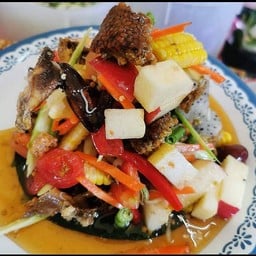 ตำผลไม้รวมไข่แมงดาไข่แดง