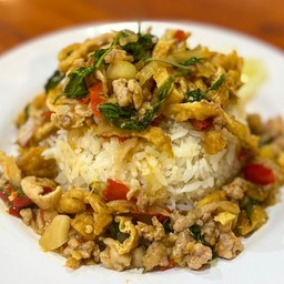 ข้าวราดกะเพราคลุกไข่เส้น