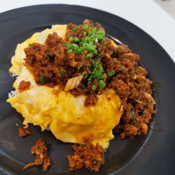 เนื้อโคขุนผัดซอสแดงบนไข่ข้น