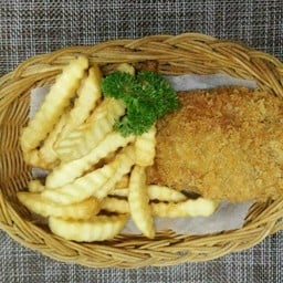 ไก่ตระกร้าเสิร์ฟพร้อมมันฝรั่งทอด