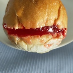 ขนมปังปิ้งไส้ทะลัก สตรอเบอร์รี่