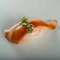 ซูชิแซลมอนเบิร์นซอสเทอริยากิ
