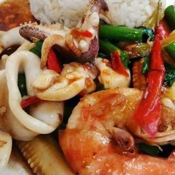 กระเพราทะเลราดข้าว