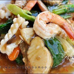 ราดหน้าเส้นหมี่ทะเล