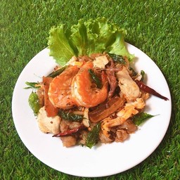 ก๋วยเตี๋ยวคั่วกะเพรา รวมมิตร