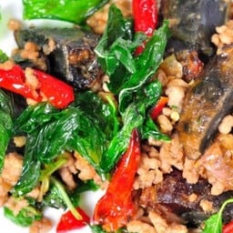 กะเพราไข่เยี่ยวม้าหมูสับกะเพรากรอบ ราดข้าว