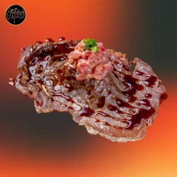 ข้าวปั้นหน้าเนื้อวากิว ท็อป สไปซี่ ทูน่า