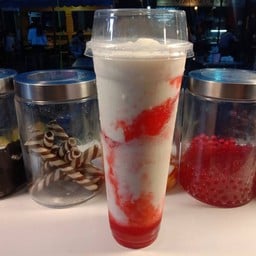 นมสดปั่น ราดน้ำสตอเบอรี่ ( แก้วยีราฟ )