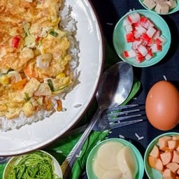 ข้าวไข่เจียวคำปันทรงเครื่องกับข้าวกะเพรา