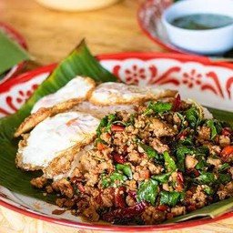 กระเพราถาดเครื่องแน่นอิ่มอร่อยแน่ๆ